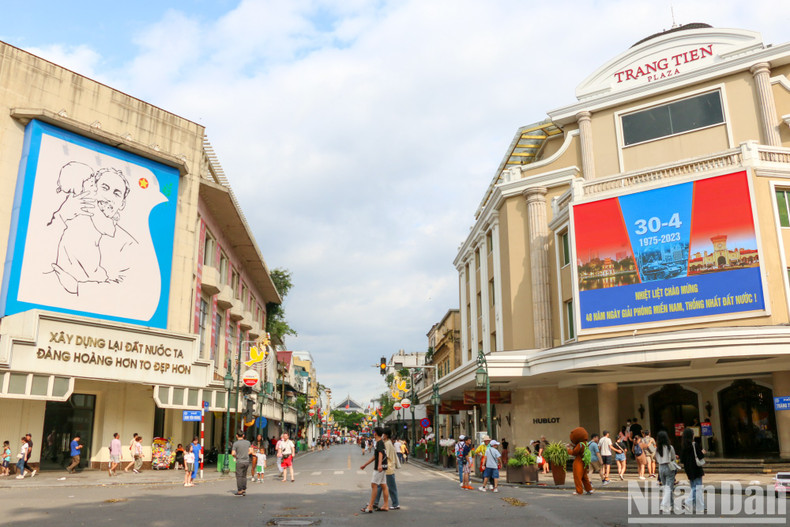 Un tablero electrónico de gran tamaño en la plaza de Trang Tien para celebrar los 48 aniversario de la Liberación del Sur y la Reunificación nacional