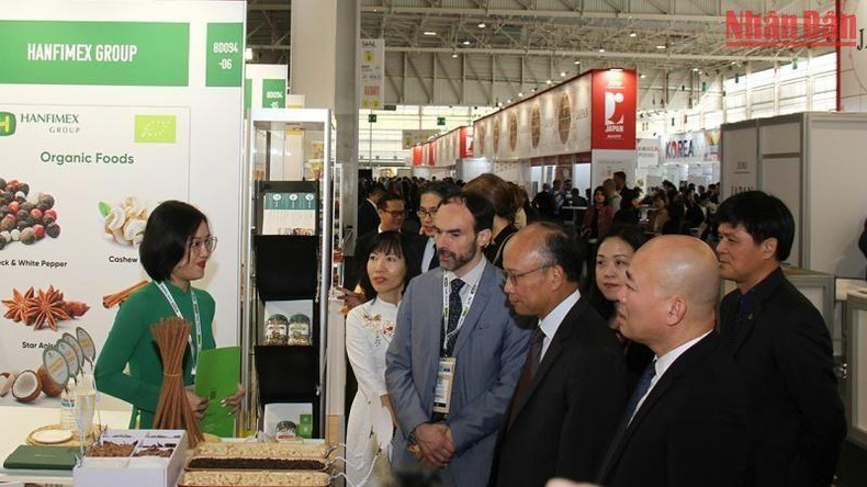 Presentan productos vietnamitas en la feria. (Fotografía: Nhan Dan) Presentan productos vietnamitas en la feria. (Fotografía: Nhan Dan)