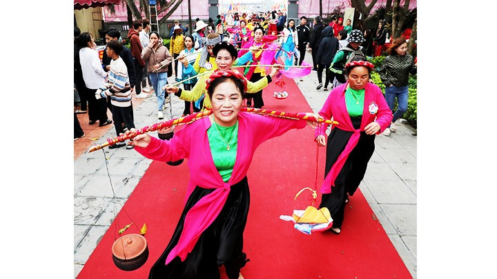 Los equipos llevan arroz al templo de Van Son para un ritual.