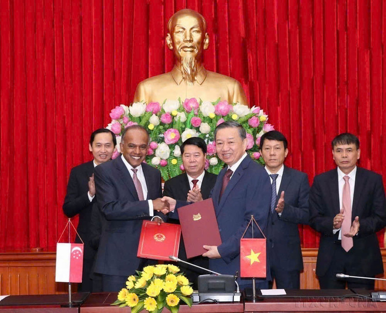 To Lam, quien se desempeñaba como ministro de Seguridad Pública de Vietnam, y K. Shanmugam, ministro de las carteras de Interior y de Justicia de Singapur, firman un acuerdo para ampliar la cooperación bilateral en la lucha contra el crimen transnacional (6 de diciembre de 2018). (Foto: VNA) To Lam, quien se desempeñaba como ministro de Seguridad Pública de Vietnam, y K. Shanmugam, ministro de las carteras de Interior y de Justicia de Singapur, firman un acuerdo para ampliar la cooperación bilateral en la lucha contra el crimen transnacional (6 de diciembre de 2018). (Foto: VNA)