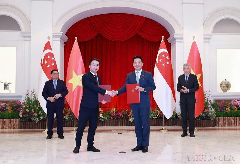 El primer ministro de Vietnam, Pham Minh Chinh, y su homólogo de Singapur, Lee Hsien Loong, presencian la firma de acuerdos de cooperación entre los dos países en el Palacio Istana, el 9 de febrero de 2023. (Foto: VNA) El primer ministro de Vietnam, Pham Minh Chinh, y su homólogo de Singapur, Lee Hsien Loong, presencian la firma de acuerdos de cooperación entre los dos países en el Palacio Istana, el 9 de febrero de 2023. (Foto: VNA)