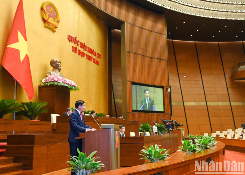 El secretario general y jefe de la Oficina del Parlamento, Bui Van Cuong, presenta el contenido de las Resoluciones para su votación en la sesión de clausura.