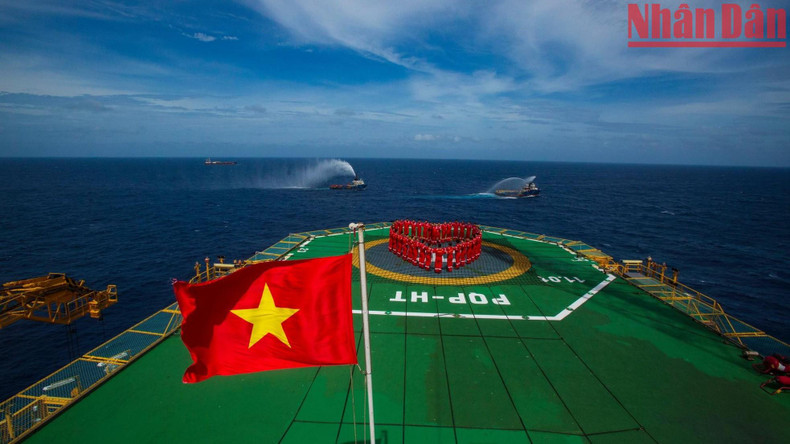 El proyecto "Mar del Este-01" es un plan clave de la industria de petróleo y gas de Vietnam, desarrollado sobre el proyecto de explotación de los campos de gas Hai Thach y Moc Tinh, con una capacidad de producción de 25 mil barriles de condensado y ocho millones 500 mil metros cúbicos de gas al día. El proyecto "Mar del Este-01" es un plan clave de la industria de petróleo y gas de Vietnam, desarrollado sobre el proyecto de explotación de los campos de gas Hai Thach y Moc Tinh, con una capacidad de producción de 25 mil barriles de condensado y ocho millones 500 mil metros cúbicos de gas al día.