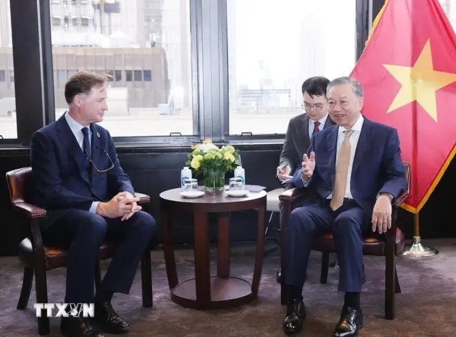 El secretario general del Partido Comunista y presidente de Vietnam, To Lam (derecha), dialoga con el presidente de Asuntos Globales de Meta, Nick Clegg. (Foto: VNA)