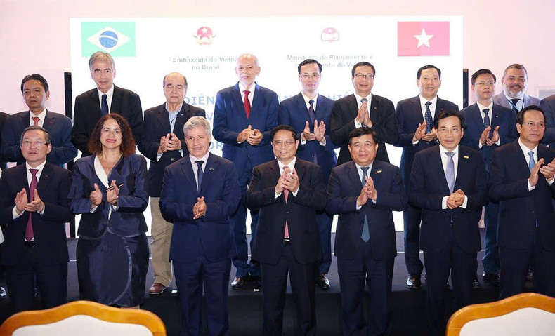 El jefe del Gobierno vietnamita y delegados que asisten al Foro Empresarial Vietnam-Brasil. (Foto: VNA) El jefe del Gobierno vietnamita y delegados que asisten al Foro Empresarial Vietnam-Brasil. (Foto: VNA)