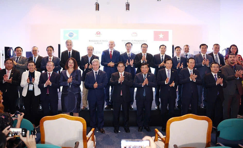 El jefe del Gobierno vietnamita y delegados que asisten al Foro Empresarial Vietnam-Brasil. (Foto: VNA) El jefe del Gobierno vietnamita y delegados que asisten al Foro Empresarial Vietnam-Brasil. (Foto: VNA)