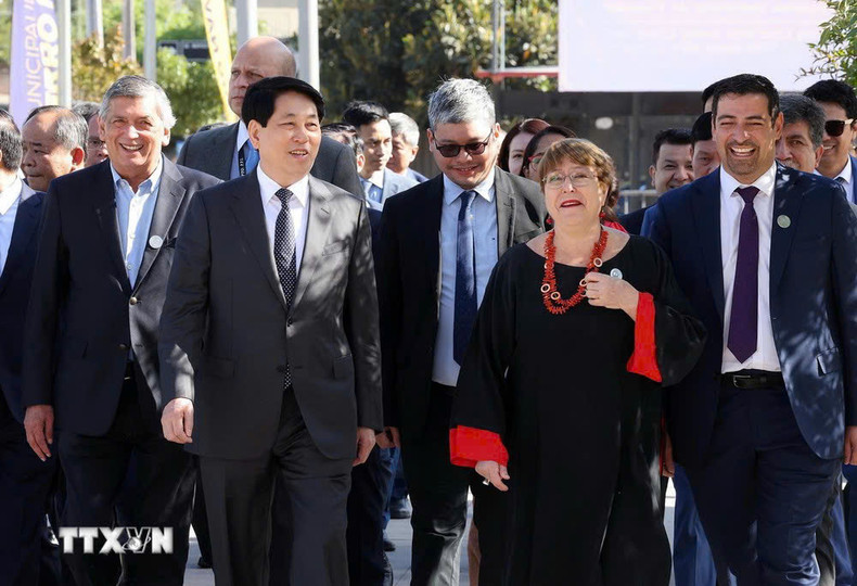 El presidente vietnamita, Luong Cuong, y la ex presidenta de Chile, Michell Bachellet, en la ceremonia. (Foto: VNA)