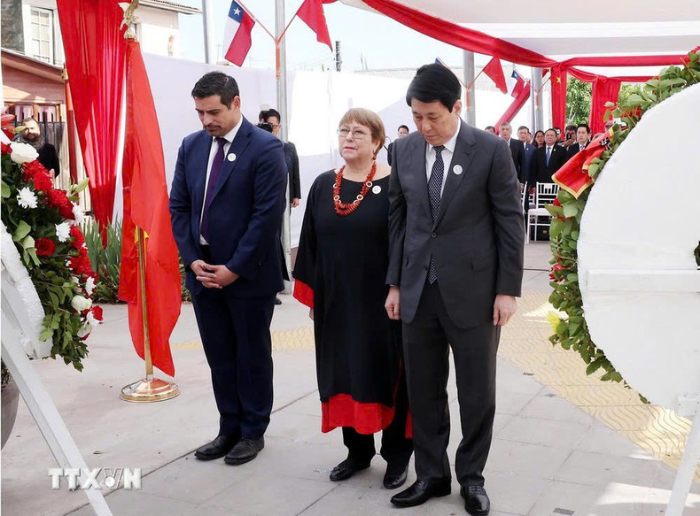 El presidente vietnamita, Luong Cuong, y la ex presidenta chilena, Michelle Bachellet en el acto. (Foto: VNA)