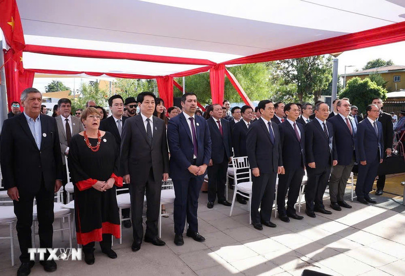 El presidente vietnamita, Luong Cuong, y los delegados a la ceremonia. (Foto: VNA) El presidente vietnamita, Luong Cuong, y los delegados a la ceremonia. (Foto: VNA)