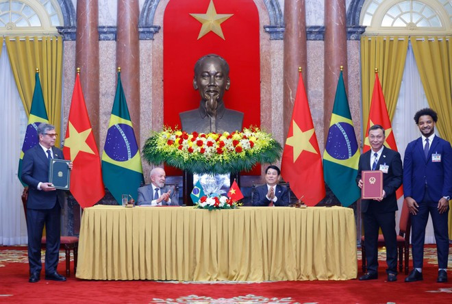 Los presidentes de Vietnam y Brasil presencian la ceremonia de entrega del Memorando de Entendimiento sobre cooperación futbolística entre la Federación de Fútbol de Vietnam y la Confederación Brasileña de Fútbol. (Foto: VNA)