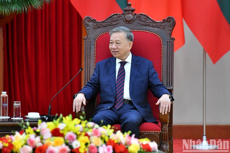 El secretario general del PCV, To Lam, habla en la reunión con el presidente de la República de Bulgaria, Rumen Radev. El secretario general del PCV, To Lam, habla en la reunión con el presidente de la República de Bulgaria, Rumen Radev.