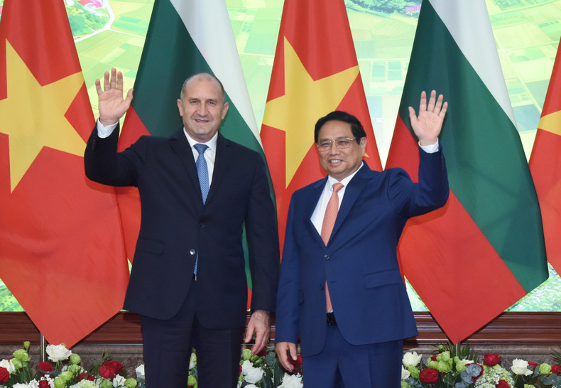 El primer ministro Pham Minh Chinh y el presidente búlgaro Rumen Radev saludan a la prensa. El primer ministro Pham Minh Chinh y el presidente búlgaro Rumen Radev saludan a la prensa.