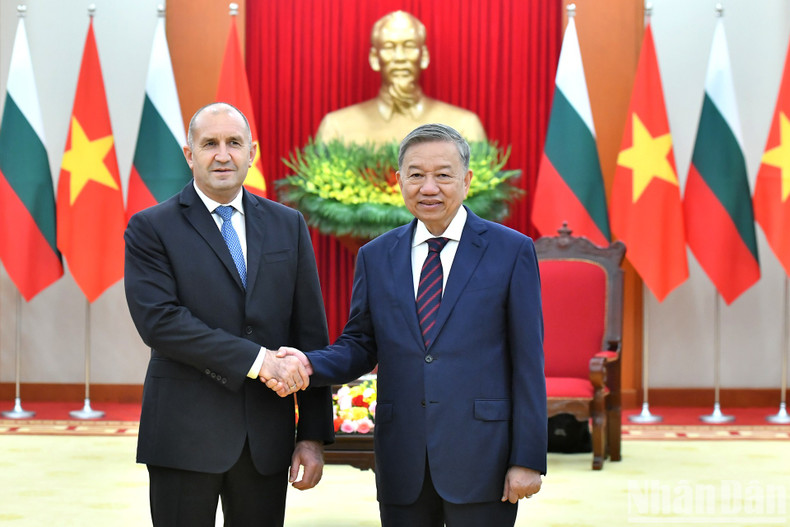 El secretario general del PCV, To Lam, y el presidente de Bulgaria, Rumen Radev. El secretario general del PCV, To Lam, y el presidente de Bulgaria, Rumen Radev.