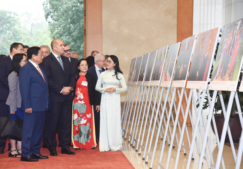 El primer ministro Pham Minh Chinh presenta al presidente búlgaro, Rumen Radev, las imágenes de la cooperación entre los dos países. El primer ministro Pham Minh Chinh presenta al presidente búlgaro, Rumen Radev, las imágenes de la cooperación entre los dos países.