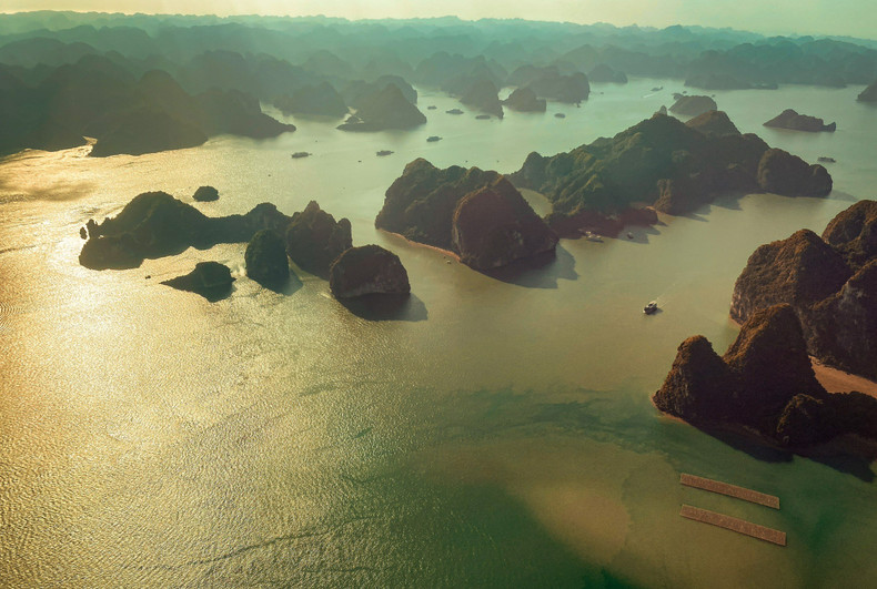 Contemplar la bahía de Ha Long desde el aire explica por qué este lugar fue elegido como una de las nuevas maravillas de la humanidad. Contemplar la bahía de Ha Long desde el aire explica por qué este lugar fue elegido como una de las nuevas maravillas de la humanidad.