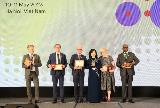 La ministra Dao Hong Lan felicitó a cinco personas del Fondo Mundial que recibieron la Medalla &quot;Por la salud de las personas&quot; por sus contribuciones al desarrollo de la atención médica de Vietnam. (Foto: suckhoedoisong.vn)