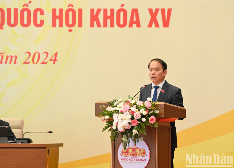 El presidente del Comité Jurídico, Hoang Thanh Tung, presenta un informe sobre algunos temas con opiniones divergentes sobre el proyecto de Ley de Capital (enmendado). El presidente del Comité Jurídico, Hoang Thanh Tung, presenta un informe sobre algunos temas con opiniones divergentes sobre el proyecto de Ley de Capital (enmendado).