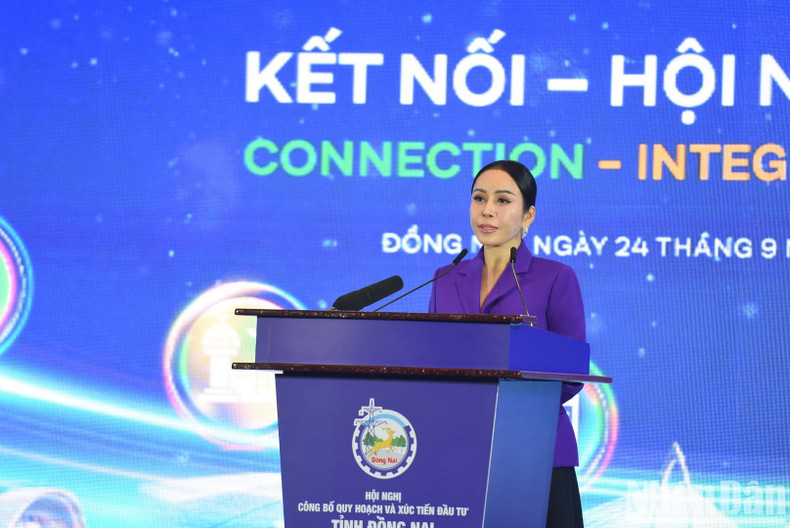 Le Nu Thuy Duong, vicepresidenta de la sociedad anónima de inversiones y negocios de Golf Long Thanh habla en la conferencia. Le Nu Thuy Duong, vicepresidenta de la sociedad anónima de inversiones y negocios de Golf Long Thanh habla en la conferencia.