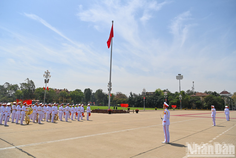 La banda militar realiza la ceremonia en la Plaza Ba Dinh. La banda militar realiza la ceremonia en la Plaza Ba Dinh.