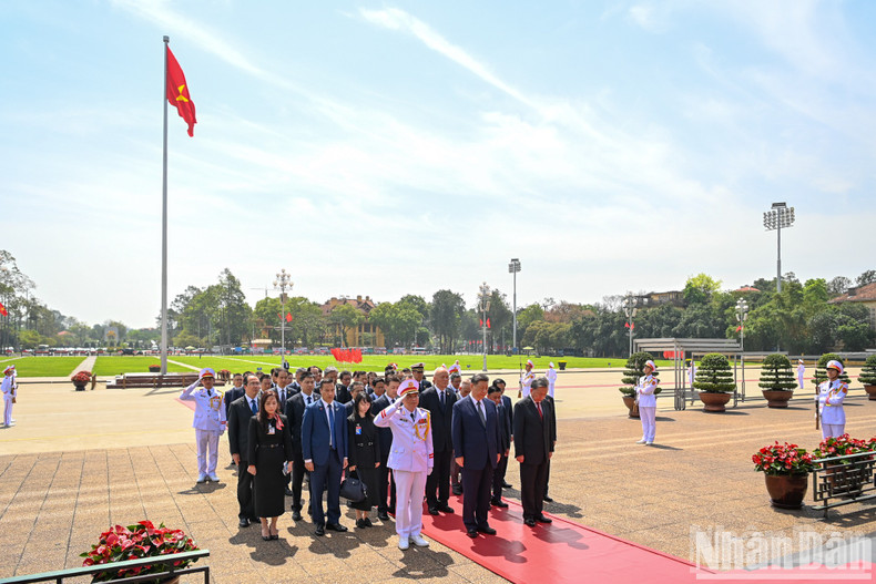 El secretario general del Partido Comunista de Vietnam, To Lam, y el secretario general del Partido Comunista de China y presidente de ese país, Xi Jinping, junto con otros dirigentes de los dos países, homenajean al Presidente Ho Chi Minh. El secretario general del Partido Comunista de Vietnam, To Lam, y el secretario general del Partido Comunista de China y presidente de ese país, Xi Jinping, junto con otros dirigentes de los dos países, homenajean al Presidente Ho Chi Minh.