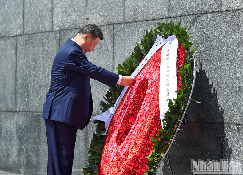 El secretario general del Partido Comunista de China y presidente de ese país, Xi Jinping, deposita una ofrenda floral en memoria del Presidente Ho Chi Minh. El secretario general del Partido Comunista de China y presidente de ese país, Xi Jinping, deposita una ofrenda floral en memoria del Presidente Ho Chi Minh.