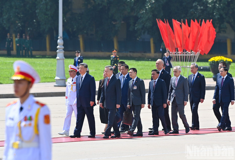 El secretario general del Partido Comunista de Vietnam, To Lam, y el secretario general del Partido Comunista de China y presidente de ese país, Xi Jinping, junto con otros dirigentes de los dos países, rindieron homenaje al Presidente Ho Chi Minh. El secretario general del Partido Comunista de Vietnam, To Lam, y el secretario general del Partido Comunista de China y presidente de ese país, Xi Jinping, junto con otros dirigentes de los dos países, rindieron homenaje al Presidente Ho Chi Minh.