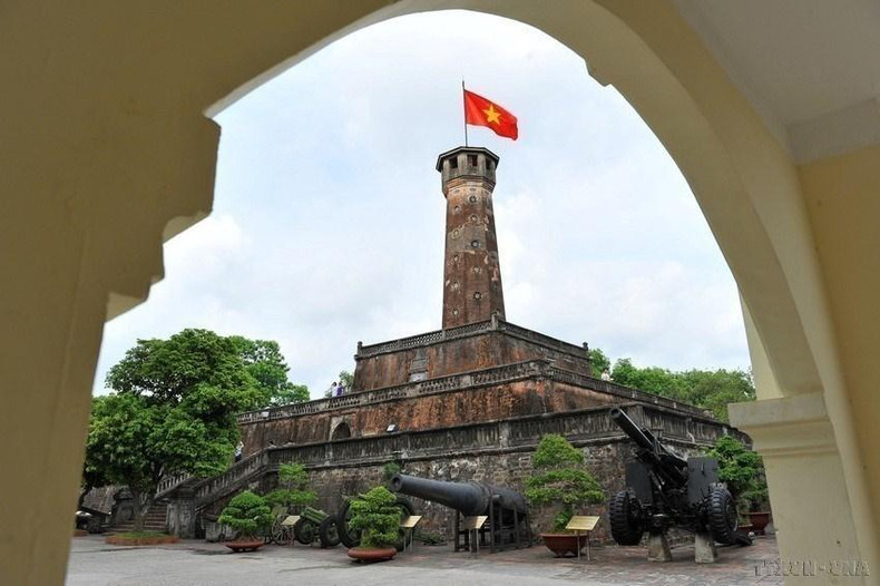 El asta de la bandera de Hanói constituye la obra más intacta y monumental en el complejo de religuias de la Ciudadela Imperial de Thang Long. (Fotografía: VNA) El asta de la bandera de Hanói constituye la obra más intacta y monumental en el complejo de religuias de la Ciudadela Imperial de Thang Long. (Fotografía: VNA)