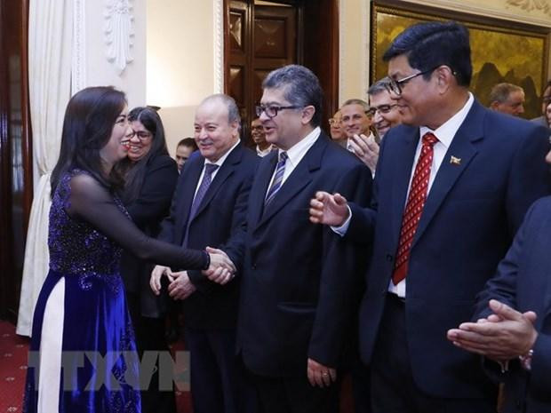 La viceministra de Relaciones Exteriores de Vietnam Le Thi Thu Hang, representantes diplomáticos y reporteros foráneos. (Fotografía: VNA) La viceministra de Relaciones Exteriores de Vietnam Le Thi Thu Hang, representantes diplomáticos y reporteros foráneos. (Fotografía: VNA)