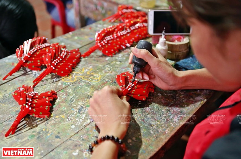 El artesano debe ser paciente, meticuloso y cuidadoso para que los detalles armonicen entre sí. (Foto: Revista Vietnam) El artesano debe ser paciente, meticuloso y cuidadoso para que los detalles armonicen entre sí. (Foto: Revista Vietnam)