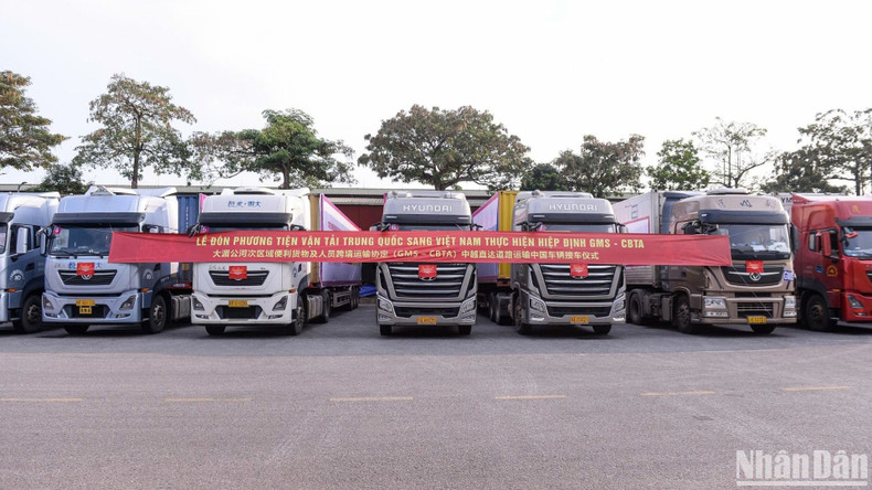 Vehículos de transporte chinos llegan a Vietnam para implementar el acuerdo GMS-CBTA en la ceremonia de bienvenida. Vehículos de transporte chinos llegan a Vietnam para implementar el acuerdo GMS-CBTA en la ceremonia de bienvenida.