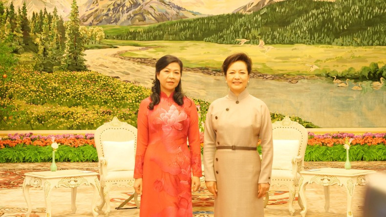 Ngo Phuong Ly (izquierda) y Peng Liyuan en la cita. Ngo Phuong Ly (izquierda) y Peng Liyuan en la cita.