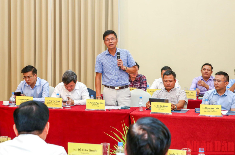 Según Nguyen Ngoc Hien, redactor jefe del periódico Lao Dong (Trabajador), la transformación digital en los medios de comunicación debe implementarse sin importar las dificultades. Según Nguyen Ngoc Hien, redactor jefe del periódico Lao Dong (Trabajador), la transformación digital en los medios de comunicación debe implementarse sin importar las dificultades.