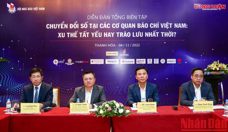 El presidente-editor del periódico Nhan Dan, Le Quoc Minh, y el secretario del Comité partidista y presidente del Consejo Popular de Thanh Hoa, Do Trong Hung, copresiden el foro. El presidente-editor del periódico Nhan Dan, Le Quoc Minh, y el secretario del Comité partidista y presidente del Consejo Popular de Thanh Hoa, Do Trong Hung, copresiden el foro.