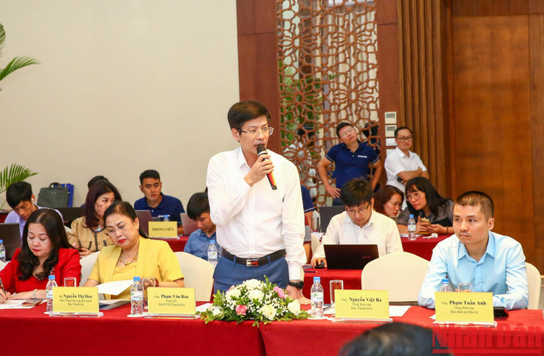 Pham Van Bau, director de la radio y televisión de Thanh Hoa, dijo que su entidad ha implementado la transformación digital en términos de contenido y plataforma tecnológica. Sin embargo, este proceso necesita recursos financieros y apoyo de los órganos competentes. Pham Van Bau, director de la radio y televisión de Thanh Hoa, dijo que su entidad ha implementado la transformación digital en términos de contenido y plataforma tecnológica. Sin embargo, este proceso necesita recursos financieros y apoyo de los órganos competentes.