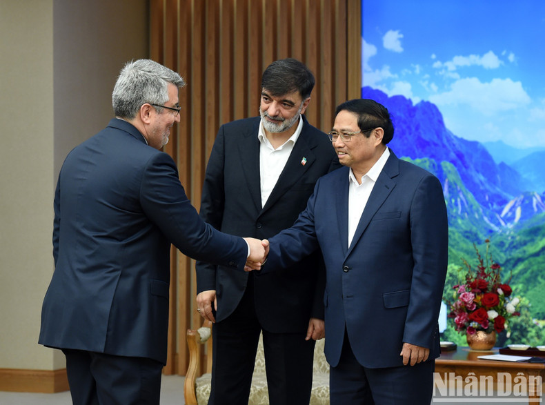 El primer ministro Pham Minh Chinh da la bienvenida a los miembros de la delegación iraní.