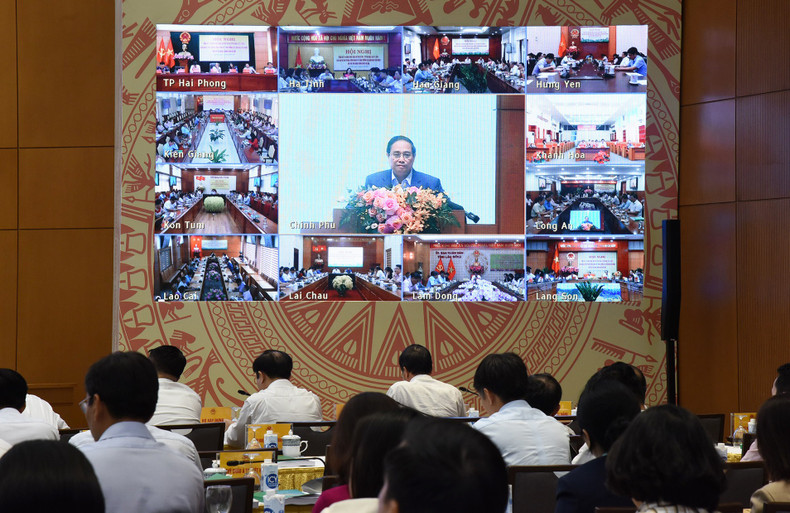 La conferencia se celebra en línea en la sede del Gobierno, con conexiones a 63 provincias y ciudades. La conferencia se celebra en línea en la sede del Gobierno, con conexiones a 63 provincias y ciudades.