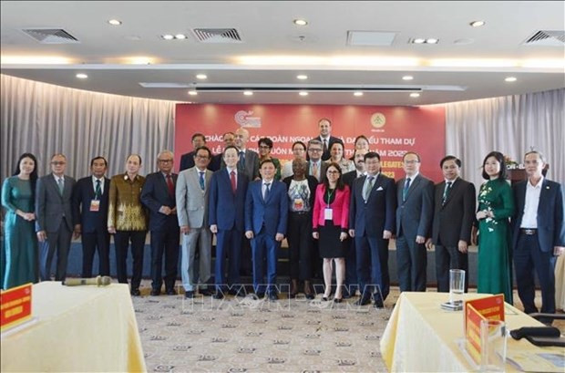 Delegaciones diplomáticas y delegados internacionales toman fotos de recuerdo. (Foto: VNA)