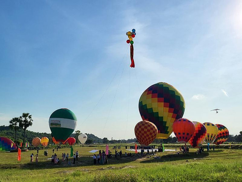 Un globo aerostático alzó vuelo con una bandera de 200 metros cuadrados sobre la zona de Bay Nui (Siete Montañas). Un globo aerostático alzó vuelo con una bandera de 200 metros cuadrados sobre la zona de Bay Nui (Siete Montañas).