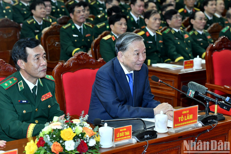 El líder partidista extiende las felicitaciones con motivo del Tet (Año Nuevo Lunar) a los habitantes, oficiales y soldados del puesto fronterizo de Lung Cu, en la provincia de Ha Giang.