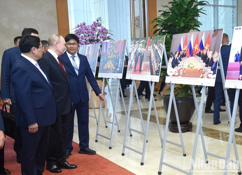 El primer ministro Pham Minh Chinh presenta al presidente Vladimir Putin las imágenes que muestran la cooperación entre Vietnam y Rusia. El primer ministro Pham Minh Chinh presenta al presidente Vladimir Putin las imágenes que muestran la cooperación entre Vietnam y Rusia.