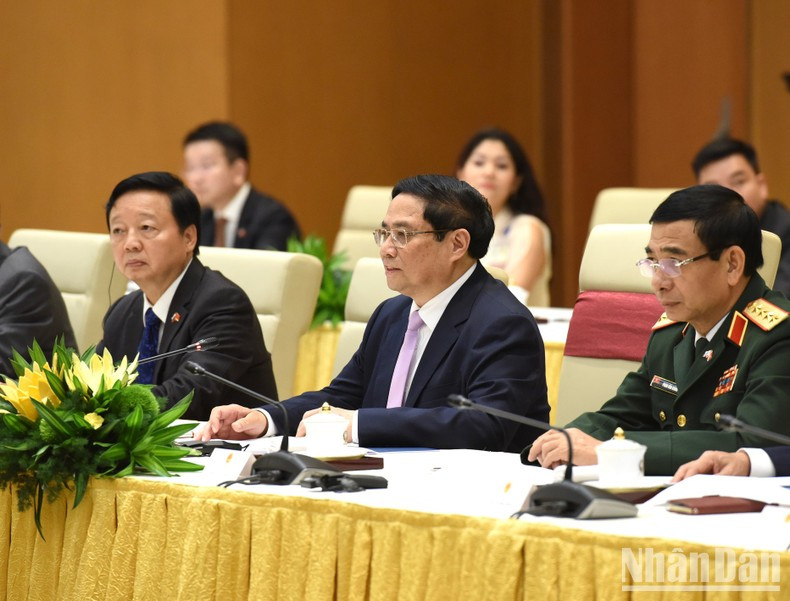 El primer ministro Pham Minh Chinh, habla en el encuentro. El primer ministro Pham Minh Chinh, habla en el encuentro.