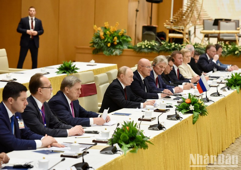 El presidente de la Rusia, Vladimir Putin, y los miembros de la delegación rusa. El presidente de la Rusia, Vladimir Putin, y los miembros de la delegación rusa.
