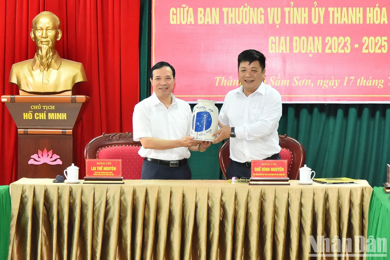 El redactor subjefe de Nhan Dan, Que Dinh Nguyen, entrega un recuerdo al subsecretario permanente del Comité del Partido de Thanh Hoa, Lai The Nguyen. El redactor subjefe de Nhan Dan, Que Dinh Nguyen, entrega un recuerdo al subsecretario permanente del Comité del Partido de Thanh Hoa, Lai The Nguyen.