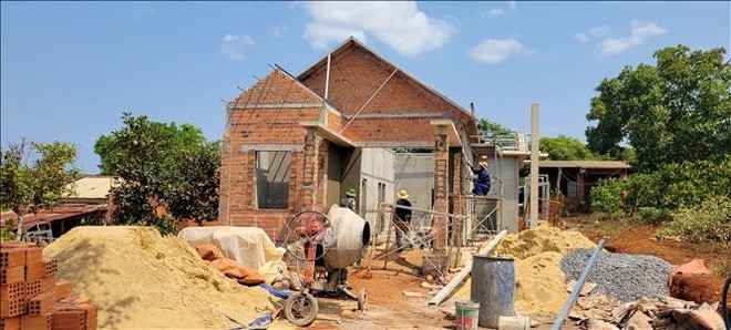 Construyen una casa en un "pueblo Cam". (Fuente: VNA) Construyen una casa en un "pueblo Cam". (Fuente: VNA)