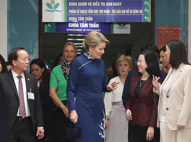 La reina Matilde visita al Hospital Nacional de Pediatría en Hanói. (Foto: VNA)