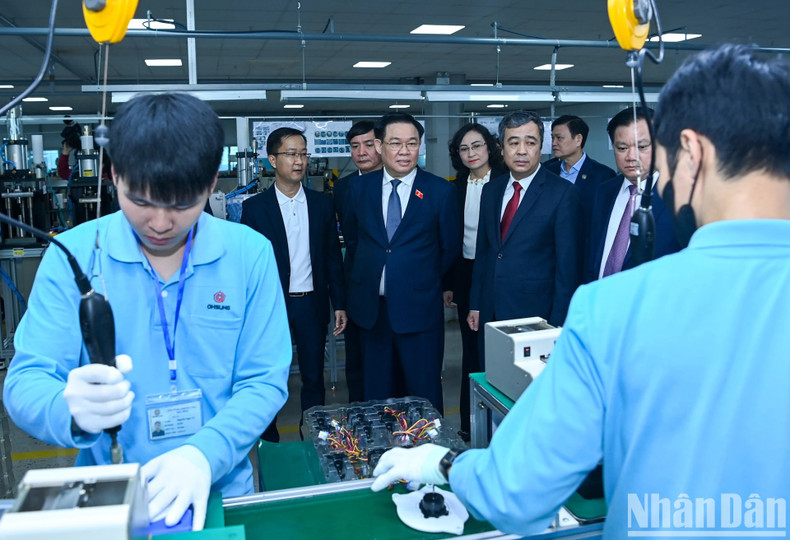 El presidente de la AN visita la empresa Ohsung Vina Thai Binh. El presidente de la AN visita la empresa Ohsung Vina Thai Binh.
