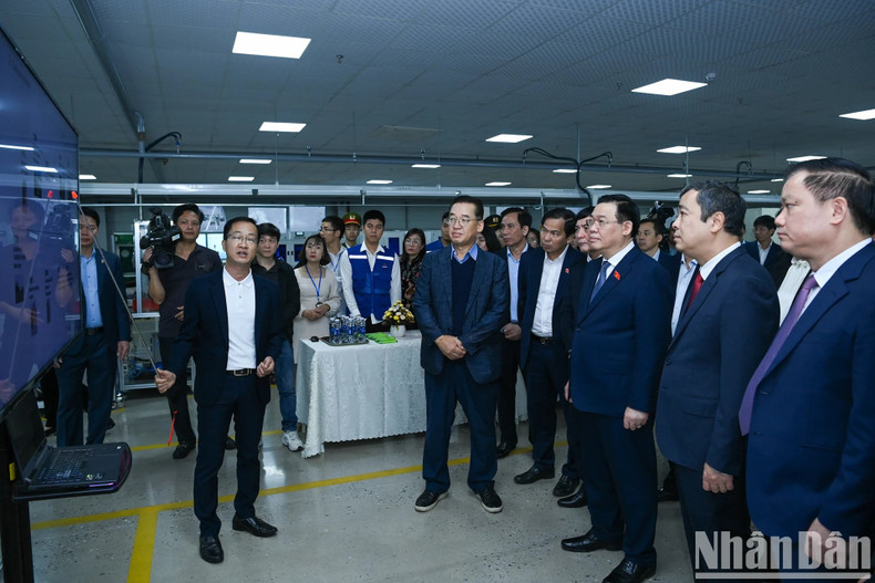 El representante de la empresa Ohsung Vina Thai Binh presenta las actividades de producción de su entidad. El representante de la empresa Ohsung Vina Thai Binh presenta las actividades de producción de su entidad.