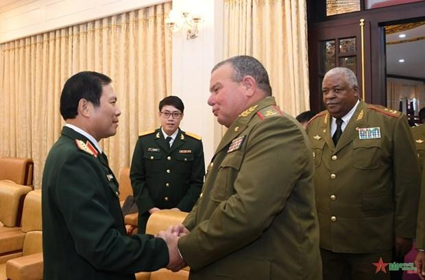El jefe del Estado Mayor General del Ejército Popular de Vietnam y viceministro de Defensa, Nguyen Tan Cuong (izquierda) y el jefe de la Dirección Política de las Fuerzas Armadas Revolucionarias de Cuba, General de División Víctor Rojo Ramos. (Fotografía: VNA) El jefe del Estado Mayor General del Ejército Popular de Vietnam y viceministro de Defensa, Nguyen Tan Cuong (izquierda) y el jefe de la Dirección Política de las Fuerzas Armadas Revolucionarias de Cuba, General de División Víctor Rojo Ramos. (Fotografía: VNA)