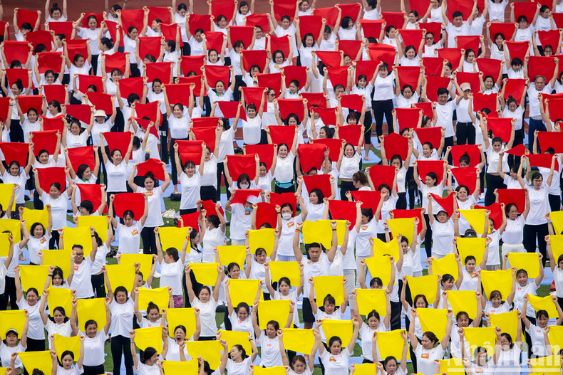 Nutrida participación en actuación de Yoga en Hanói ảnh 7 Nutrida participación en actuación de Yoga en Hanói ảnh 7