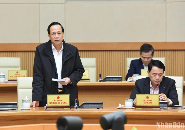 El ministro de Trabajo, Inválidos de Guerra y Asuntos Sociales, Dao Ngoc Dung, hace uso de la palabra. El ministro de Trabajo, Inválidos de Guerra y Asuntos Sociales, Dao Ngoc Dung, hace uso de la palabra.